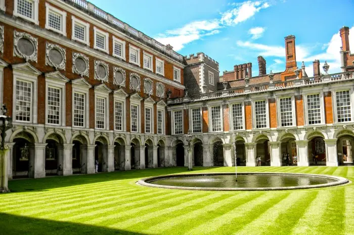 10 Historical Tours in England, From Majestic Royal Palaces to Ancient Sites